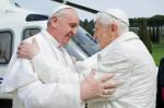 Papa Francisco e Bento XVI - 001 - Deus Eh Maior